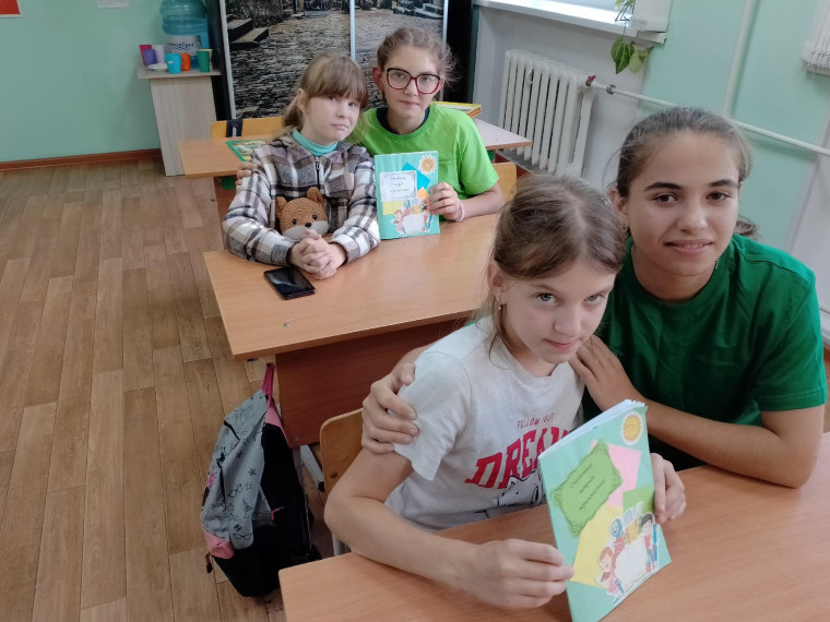 Волонтёры дарят знания и радость первоклашкам.
